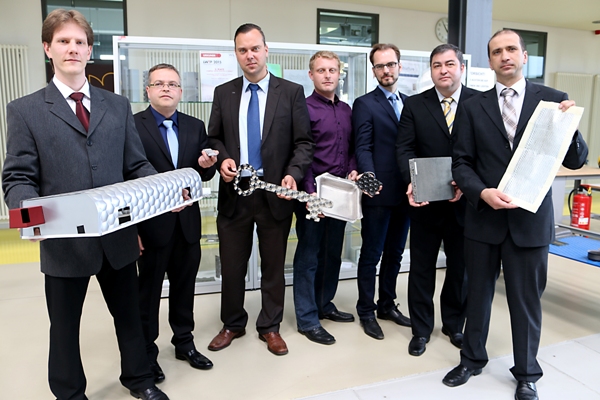 Gruppenfoto von Prof. Seidlitz und seinen Mitarbeitern im InnoProfile-Transfer-Projekt "Leichtbau mit strukturierten Werkstoffen"