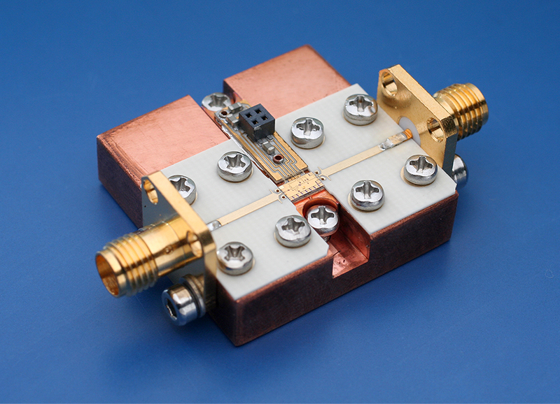 Monolithically intregrated low-noise amplifier in a test fixture