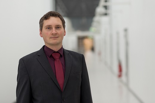 Rene Wickmann befindet sich im Foyer des Gebäudes 3