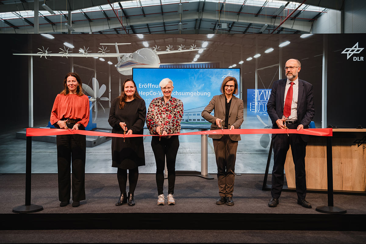 Mohaupt, Schüle, Kaysser Pyzalla, Grande und Enghardt durchschneiden ein rotes Band auf der HepCo-Eröffnung