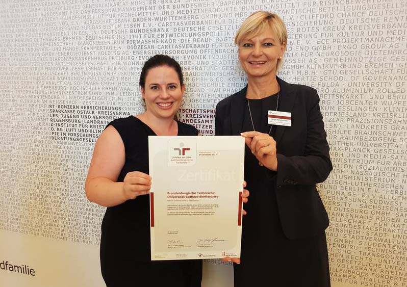 Simone Ruhwald und Birgit Hendrischke mit der Urkunde 