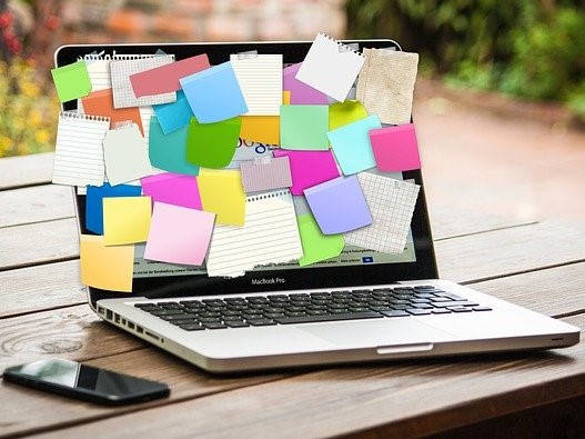 Das Foto zeigt einen Laptop mit bunten Post-Its.