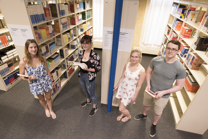 Das Foto zeigt junge Studierende in dr Bibliothek am Campus Senftenberg.
