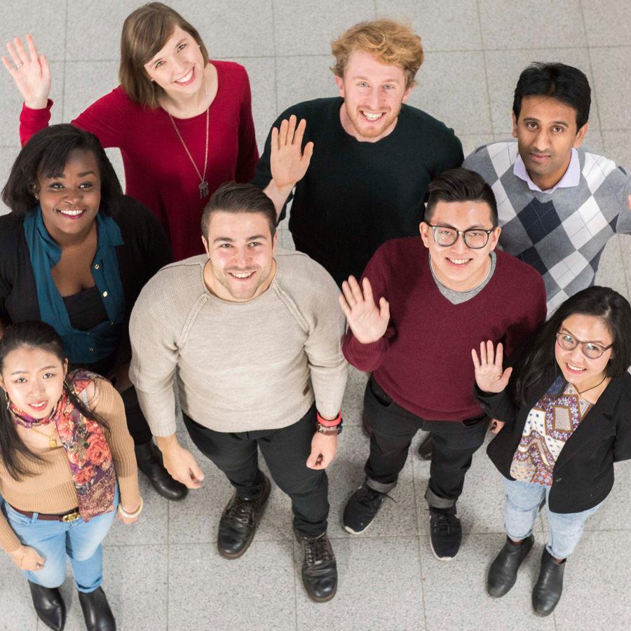 auf dem Bild stehen 8 internationale Studierende in einem BTU Gebäude