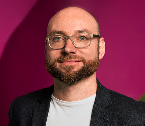 Manuel Peters Mann vor violettem Hintergrund