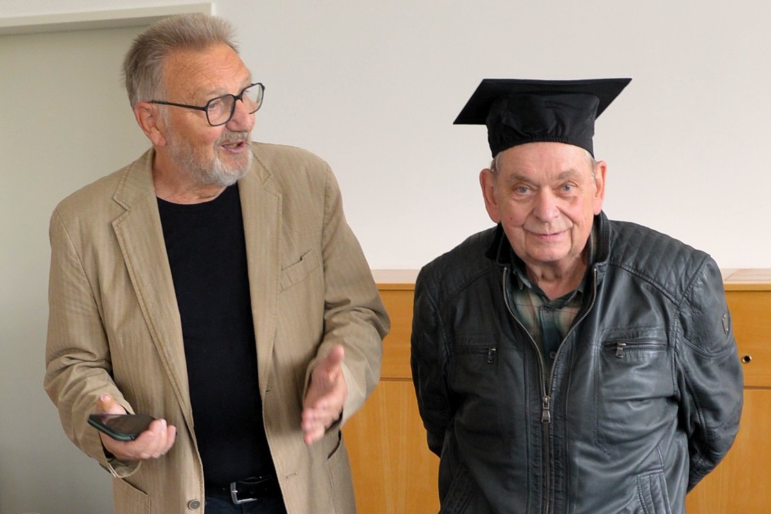 Der Organisator des Jubiläumstreffens Reiner Nitschke (rechts) mit dem ehemaligen Dozenten  Michael Franke.