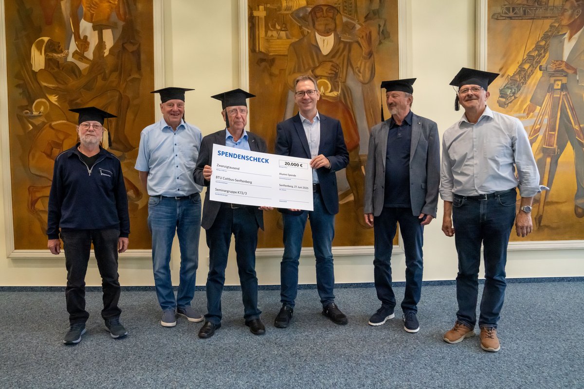 Gruppenbild mit symbolischen Scheck