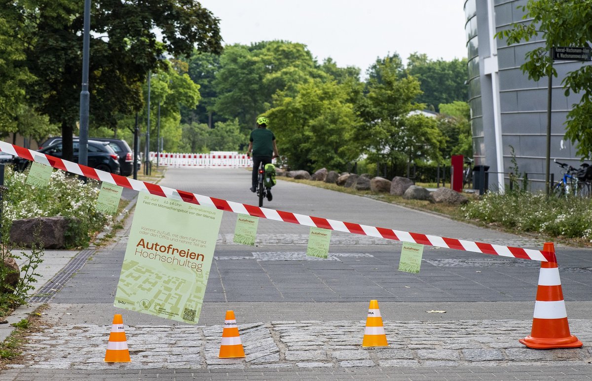 Radfahrer am ZHG hinter der Absperrung in Richtung Campus