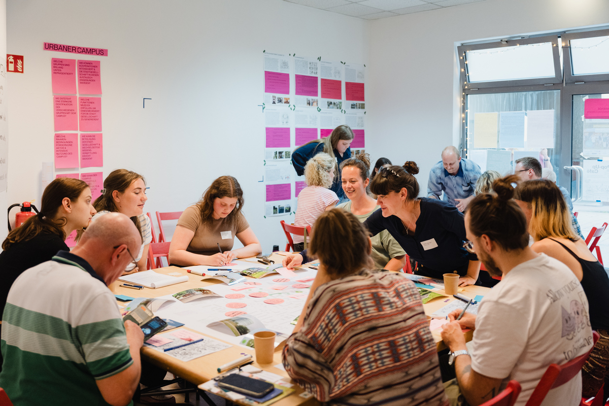 Diskussionsrunde am Tisch