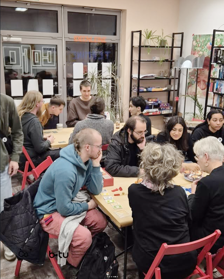 Spielgruppen an verschiedenen Tischen