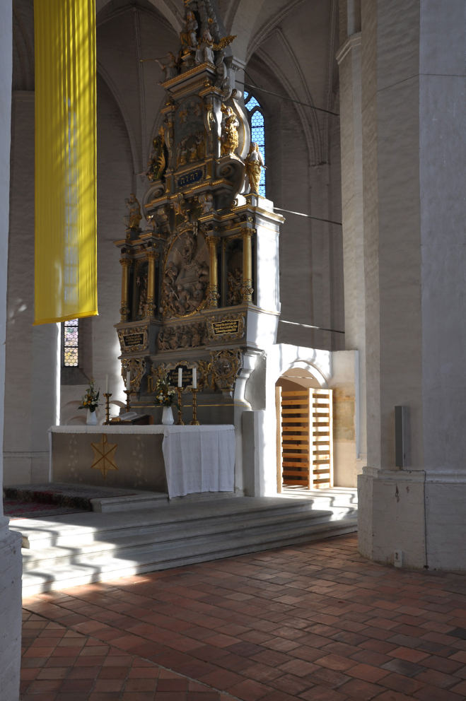 Blick auf die Installationen am Altar