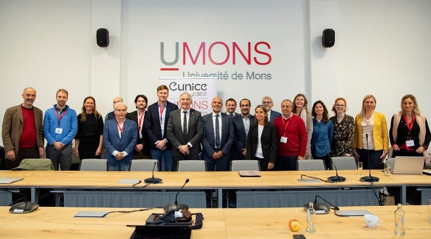 Gruppenfoto der Vertreter*innen der Hochschulen