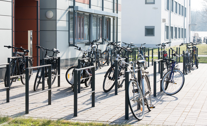 Fahrräder an Fahrradständern vor Gebäude