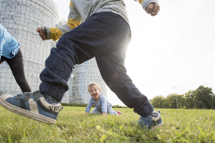 Spielende Kinder vorm IKMZ