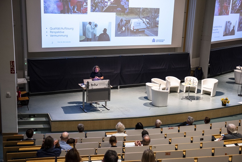  Prof. Dirk Labude bei seiner Rede auf der Jubiläumsveranstaltung Zehn Jahre „Forensic Sciences and Engineering