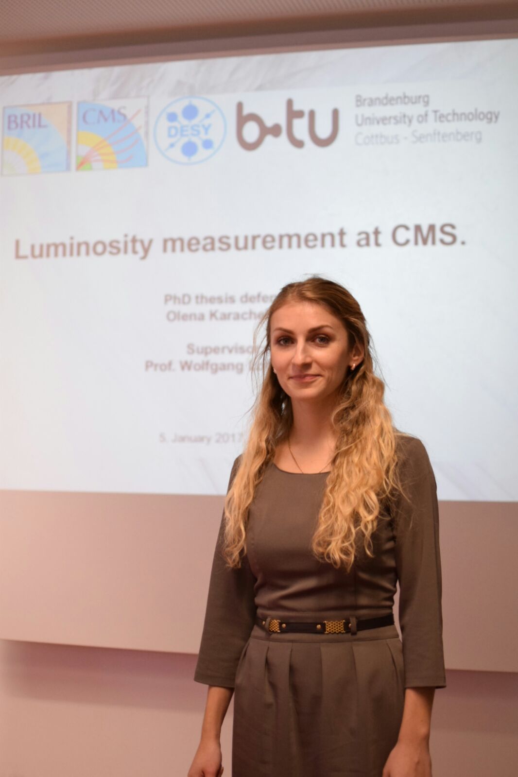 Die junge Physikerin während einer Präsentation zur Leuchtkraftmessung am CMS