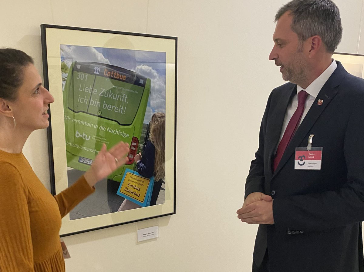 vor dem Bild im Cottbuser Rathaus