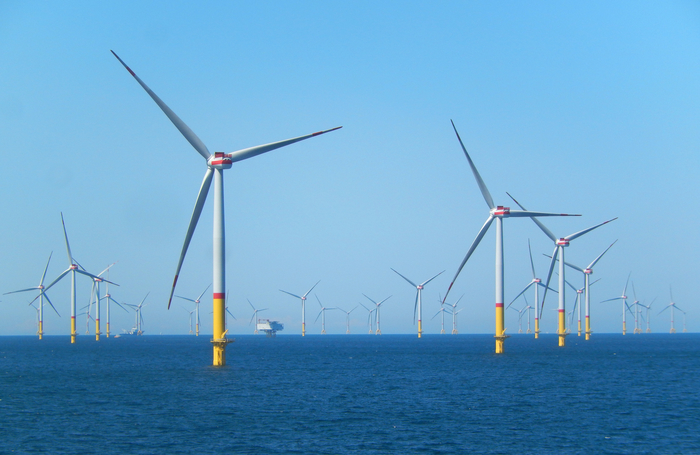 Offshore-Windräder auf dem Meer