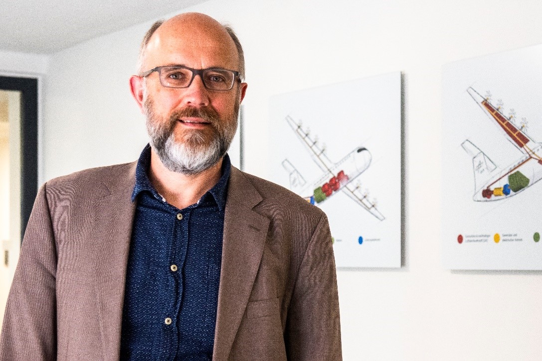 Porträtfoto von Prof. Dr. Lars Enghard.