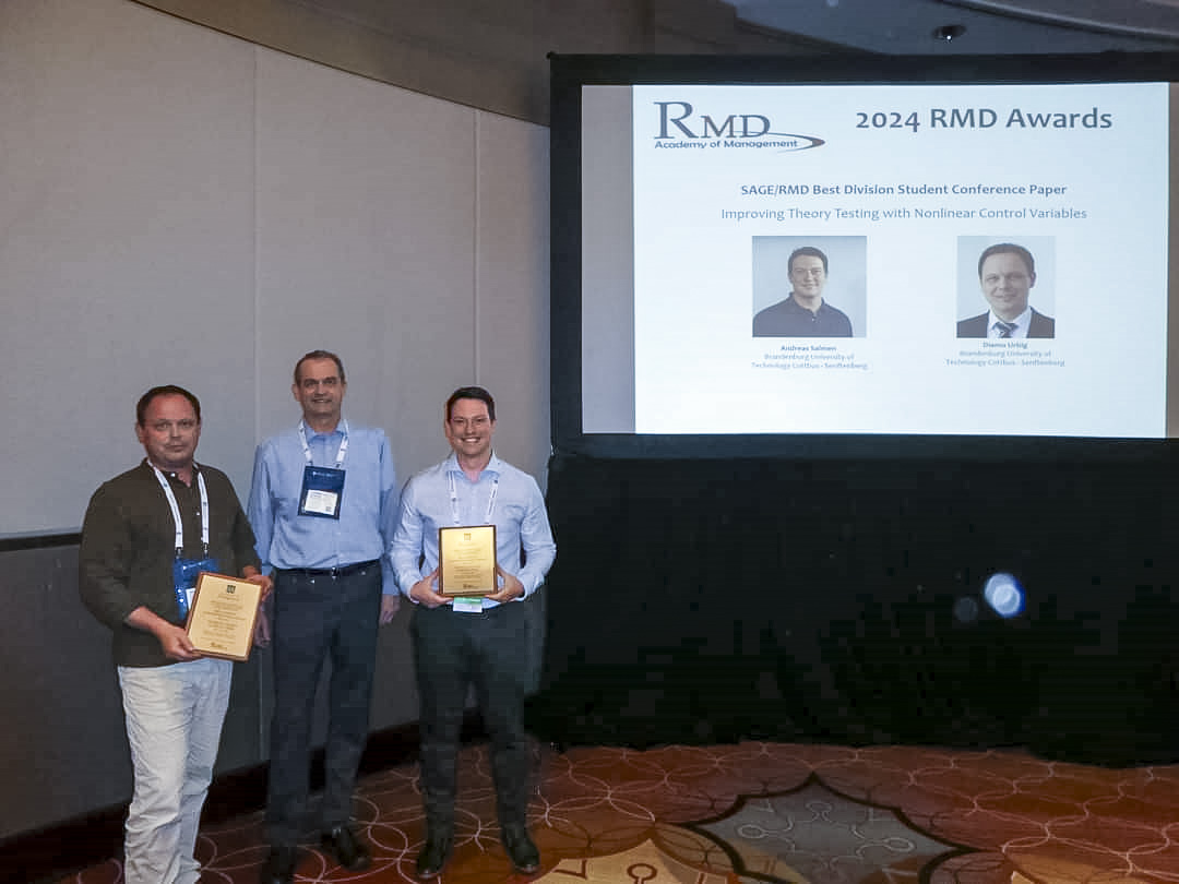 Prof. Dr. Diemo Urbig,  Prof. Andreas Schwab, Ph.D. (Chair of the Research Methods Division), Andreas Salmen at the presentation of the “2024 AOM Best Student Paper Award”.