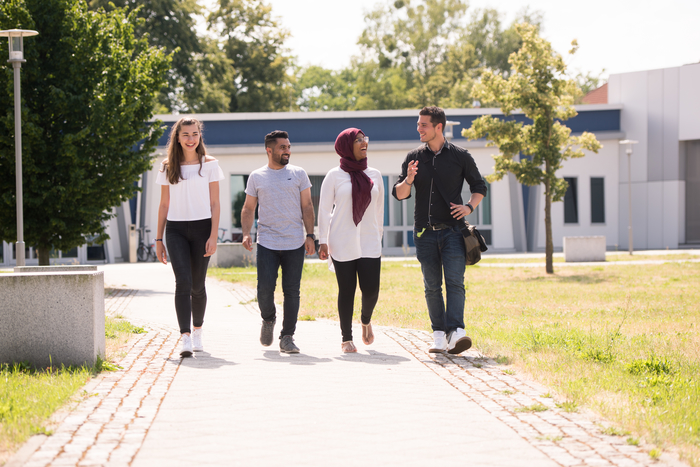Vier Studierende auf dem Campus Senftenberg
