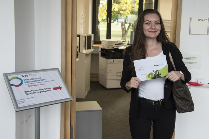 Studentin vor dem Studierendenservicecenter