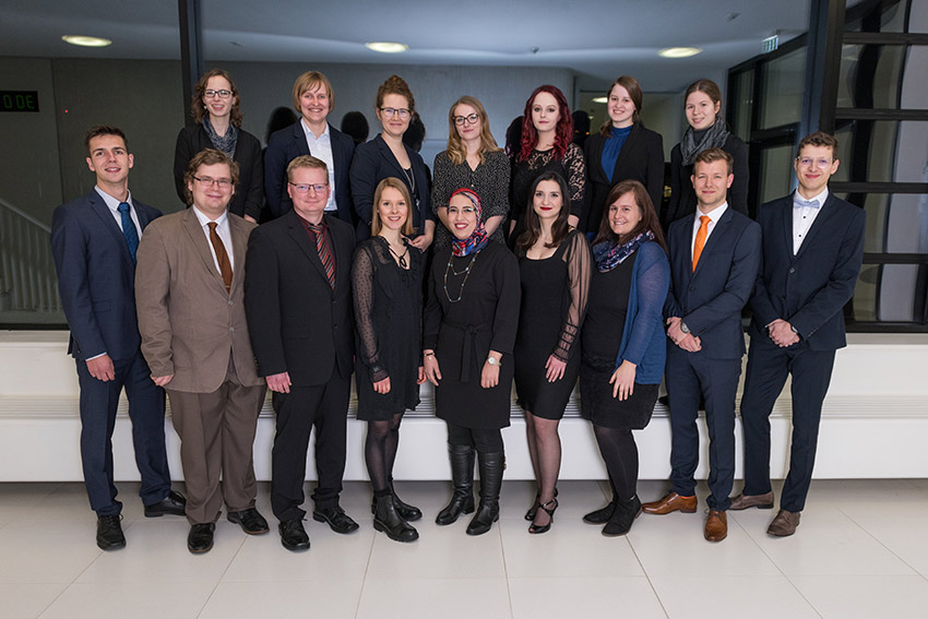 Gruppenfoto der diesjährigen Preisträger*innen der Universitätspreise