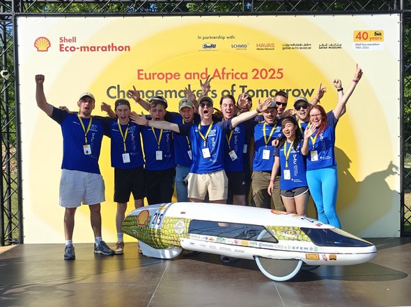 Gruppenbild mit Fahrzeug nach erfolgreichem Wettkampf