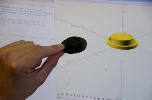 Hand hält physisches Bauteil vor Bildschirm, auf dem die digitale Version angezeigt wird