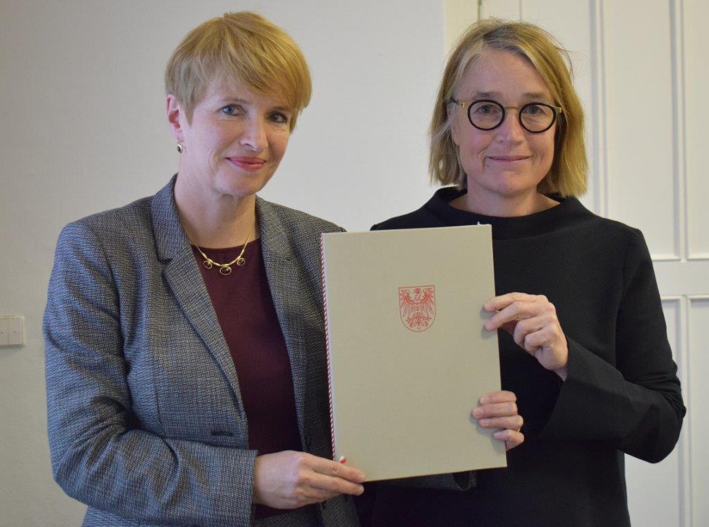 Ministerin Münch und die amtierende BTU-Präsidentin Christiane Hipp mit dem Vertrag in der Hand