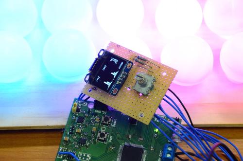 Lichtinstallation im Hintergrund, Steuereinheit (Microcontroller) im Vordergrund