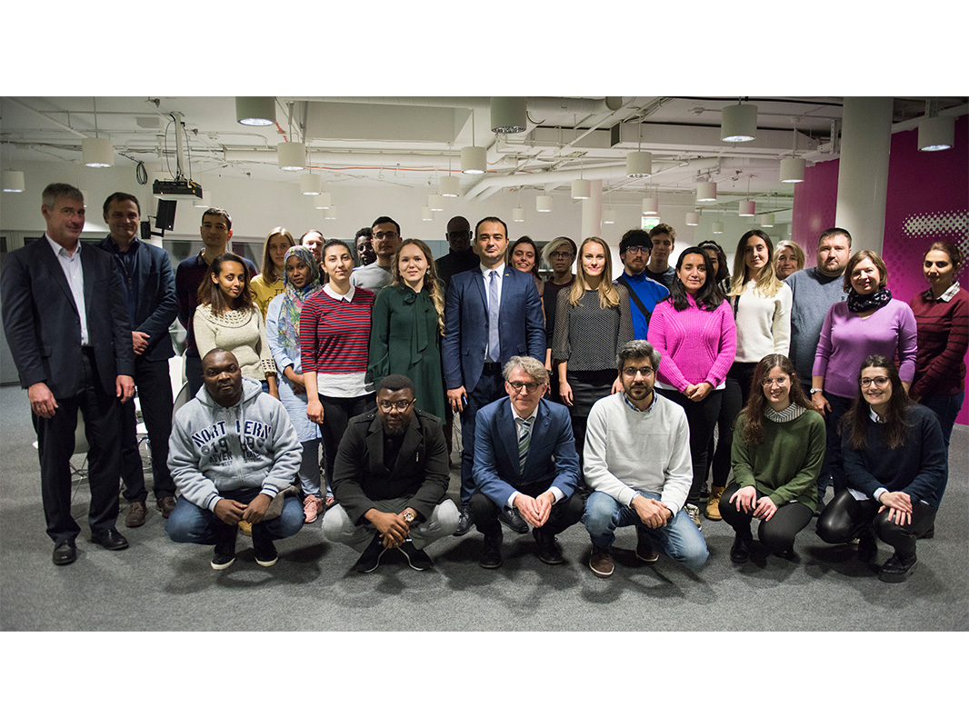 Gruppenfoto der DAAD Stipendiaten im Foyer des IKMZ