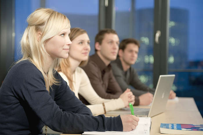 Im Seminar lernt man Grundlagen für richtiges Auftreten in Job und Karriere