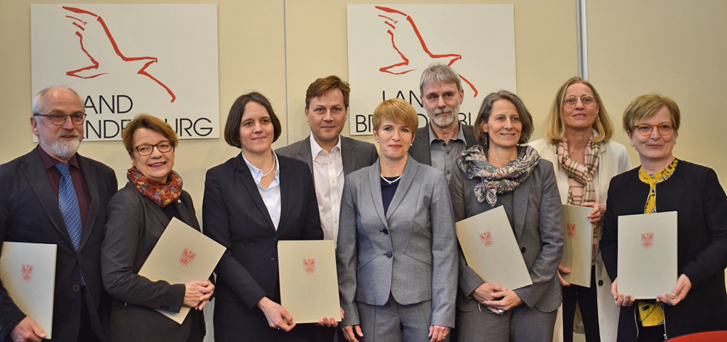 Gruppenbild der unterzeichnenden Hochschulen und der Ministerin