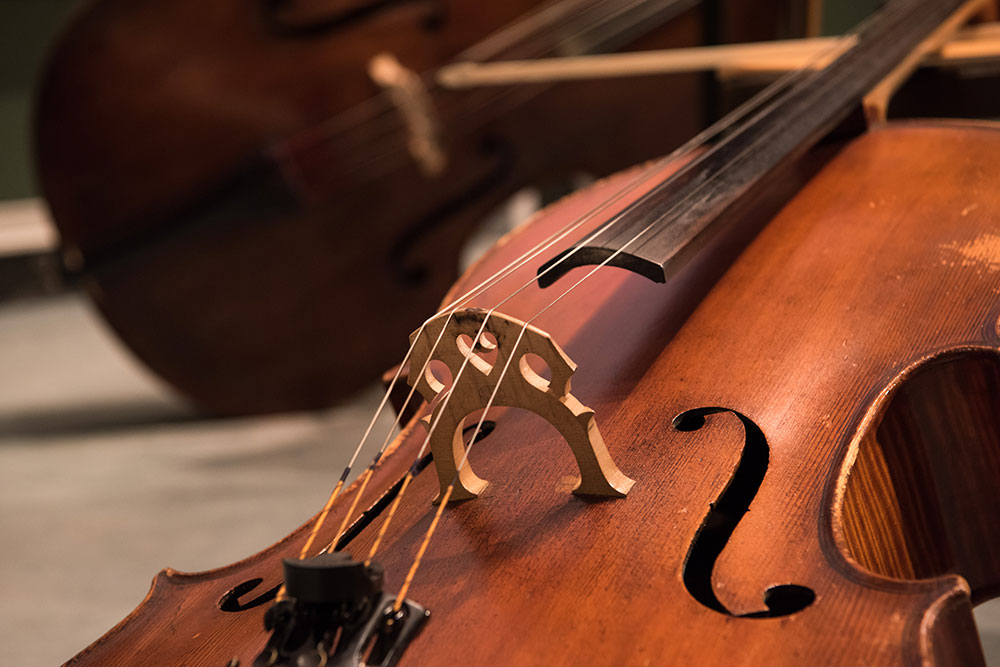 Musikinstrumente - im Vordergrund eien Geige.