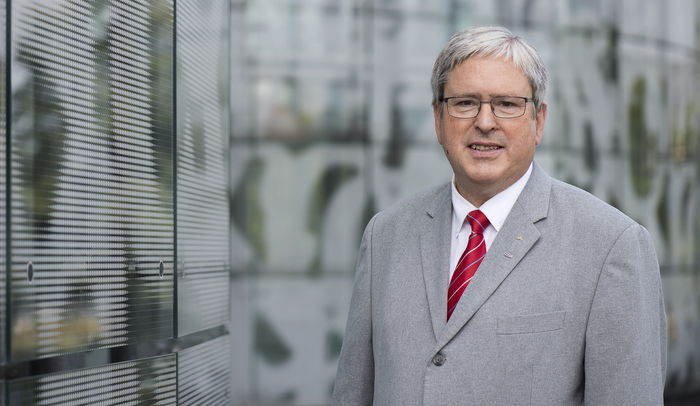 Jörg Steinbach vor der BTU