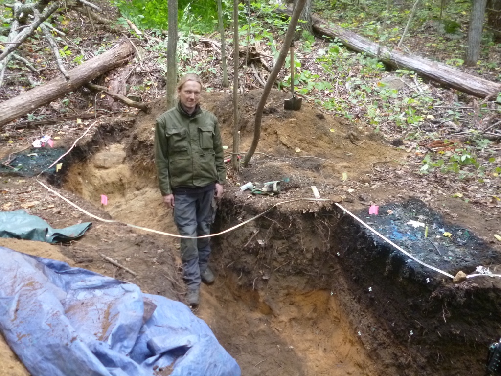 Wissenschaftler neben einem Meilerrelikt in Connecticut, USA.