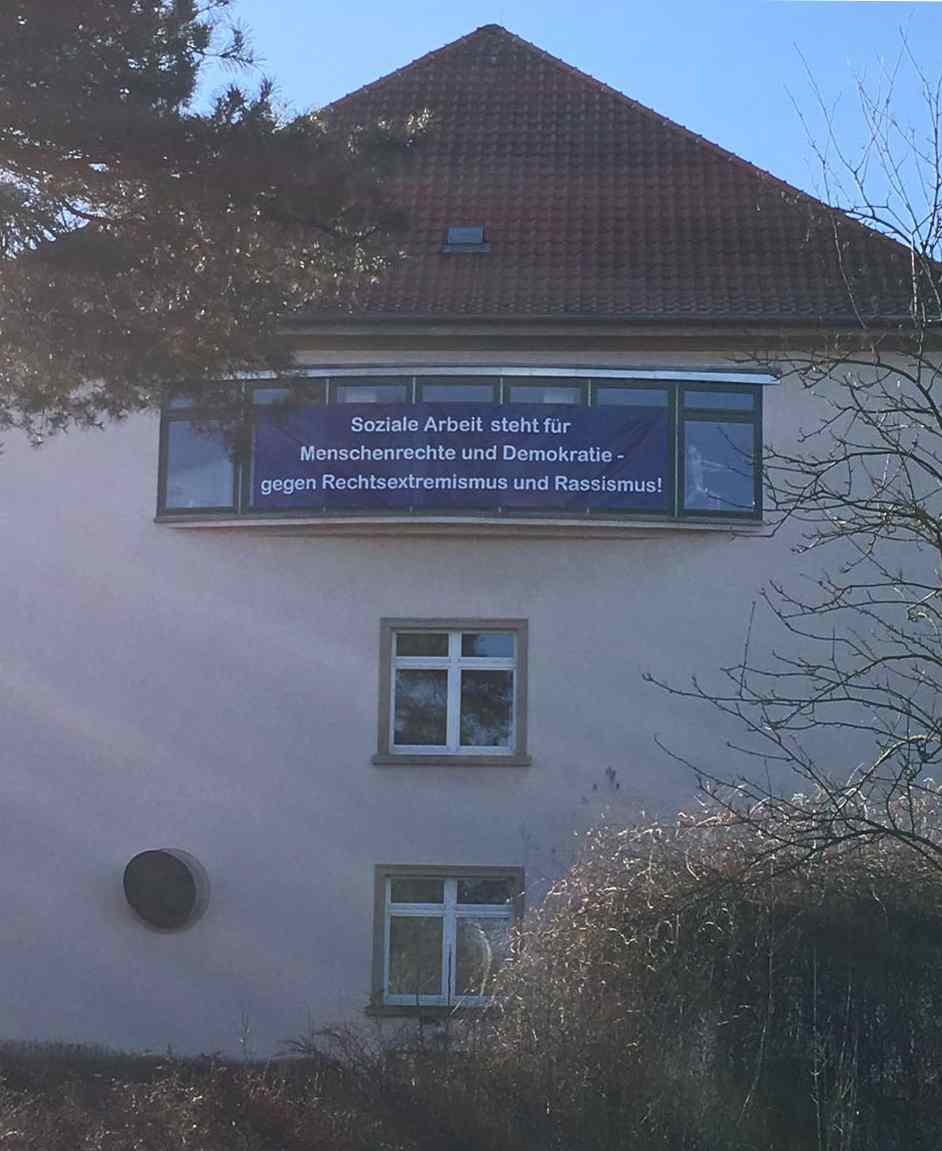 Banner mit dem Schriftzug: "Soziale Arbeit steht für Menschenrechte und Demokratie - gegen Rechtsextremismus und Rassismus!"