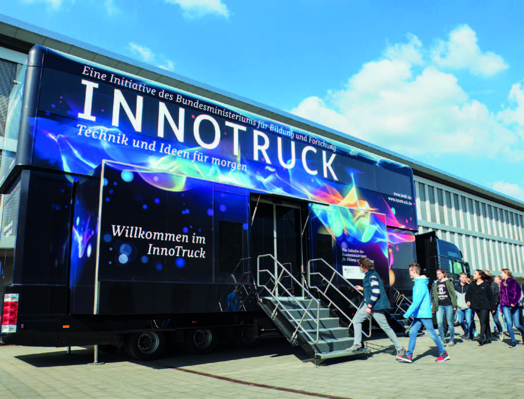 Besucher gehen in den InnoTruck