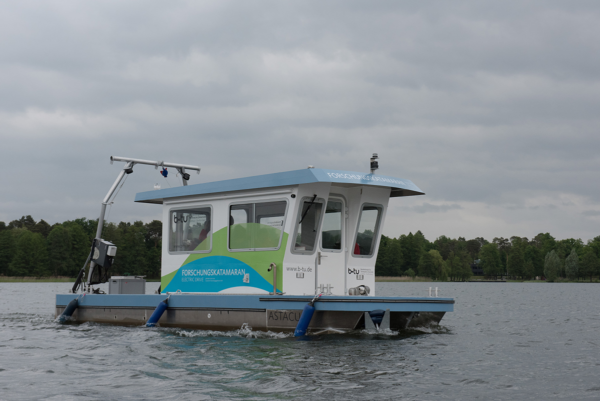 Der Forschungskatamaran der BTU auf dem Scharmützelsee. 