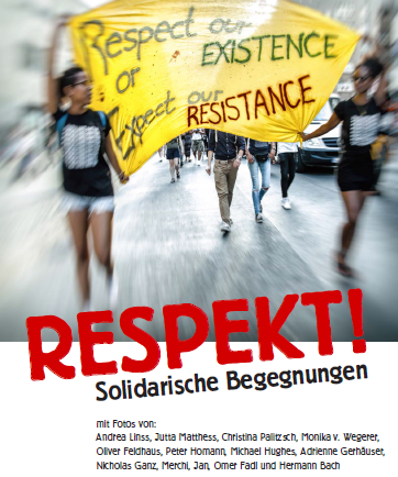 Frauen halten bei Demo auf der Straße halten Banner in die Luft