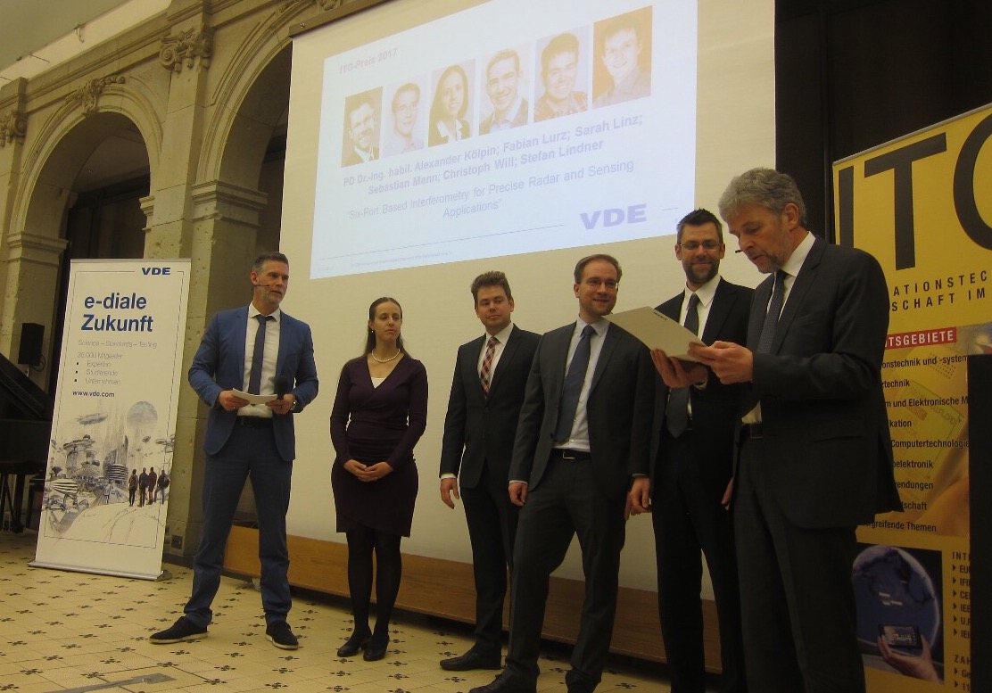 Geehrte Autoren auf dem Podium