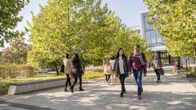 Studierende vor dem Hauptgebäude am Zentralcampus