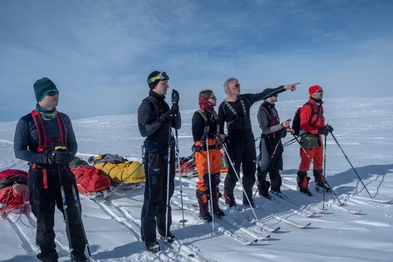 Expedition im Eis | Personen mit Skiern im Schnee