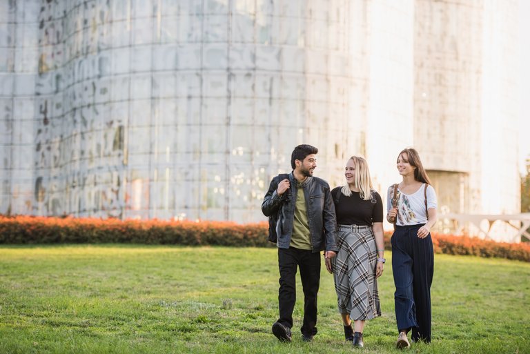 zwei Studentinnen und ein Student im Gespräch