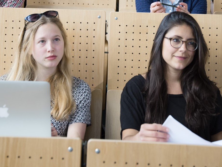 Two female students sit in the lecture hall and follow a lecture. Photo: BTU, Ralf Schuster