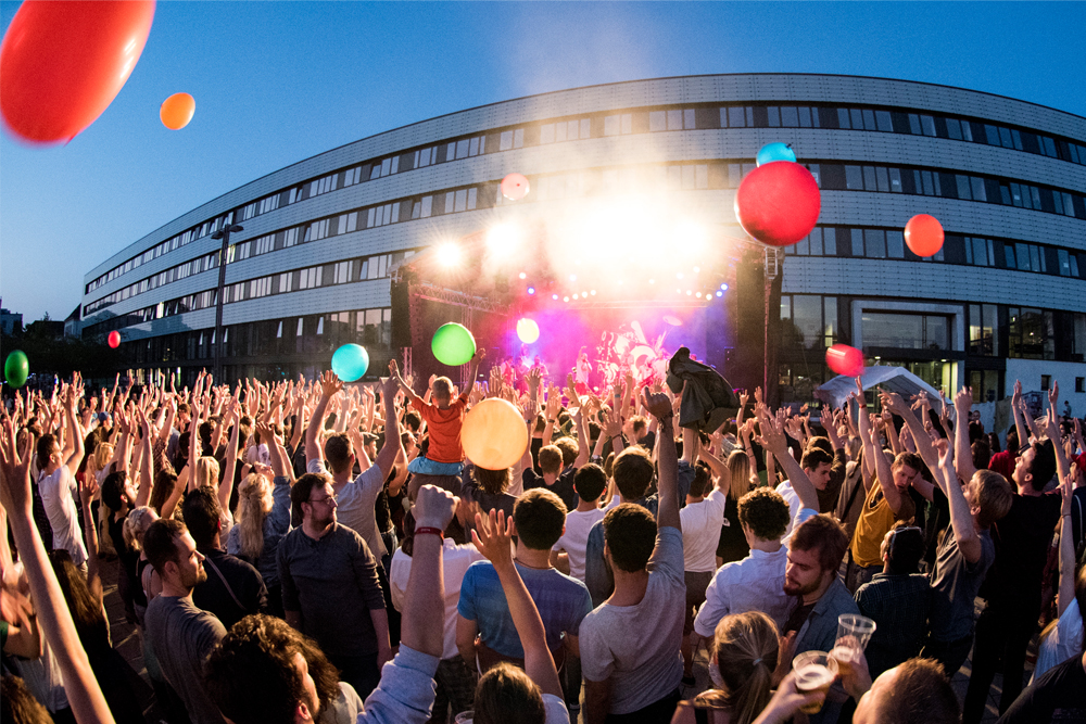 Studierende bei einem Konzert vor der Hauptbühne