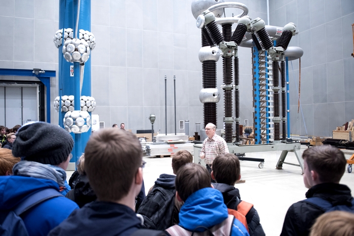 Participants of the Future Day in the HocHigh-Voltage Laboratory at the BTU Central Campus