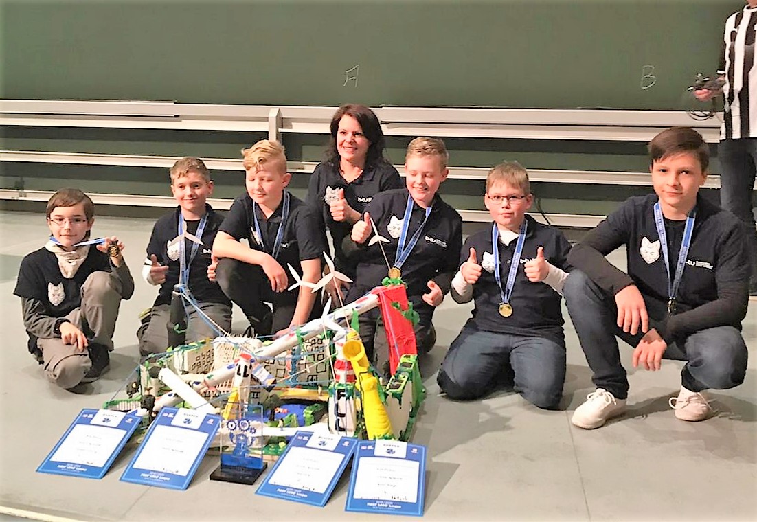 Gruppnefpto des BTU-Teams "RoboFüchse" mit Urkunden und Medaillen.