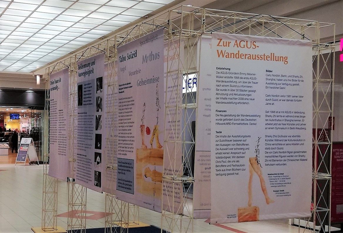Blick auf die Aufsteller der begleitenden Wanderausstellung des AGUS e.V.. Foto: Kirchliche TelefonSeelsorge in Berlin und Brandenburg (KTS BB) 